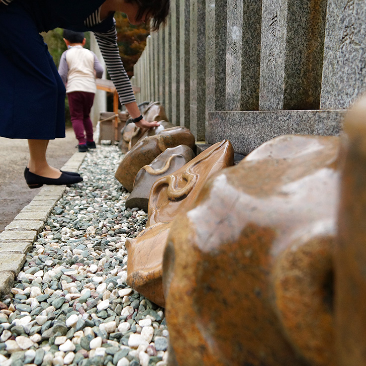 蛇紋石のパワースポット「金蛇水神社」で商売繁盛祈願！