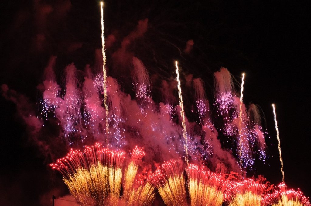 일본 최고의 불꽃놀이 (하나비-花火) 장인을 뽑는 불꽃놀이 대회 – 오마가리 하나비 대회
