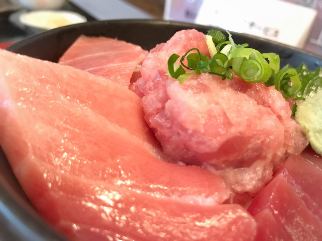 在女川品嘗美味的海鮮丼。