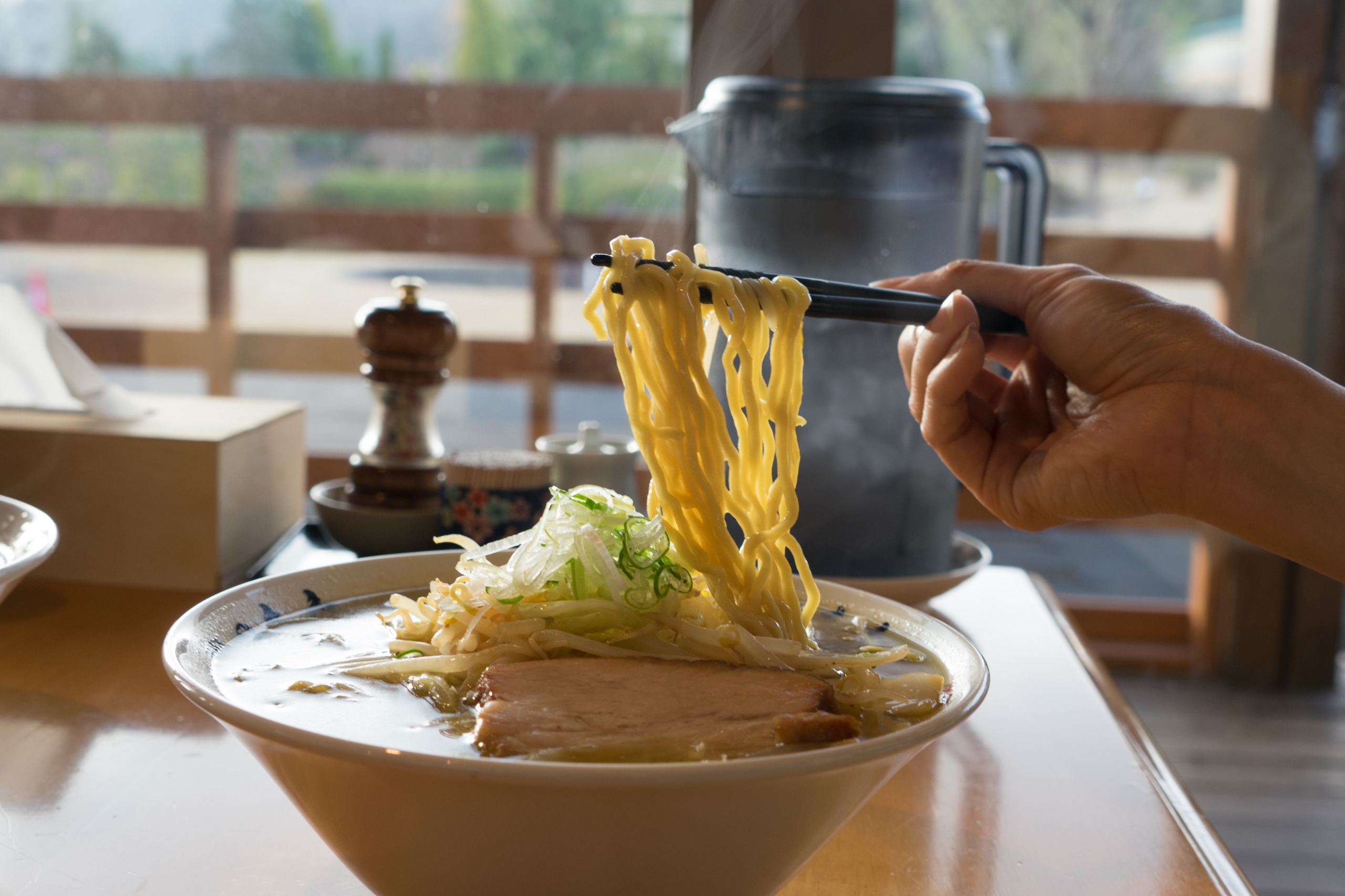 宮城県沿岸部の２つのおすすめラーメン店、「麺組」と「なると屋」